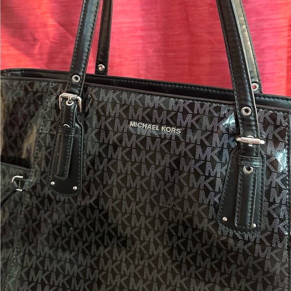 Micheal Kors East/West Voyager Glossy Tote - Picture 3 of 5